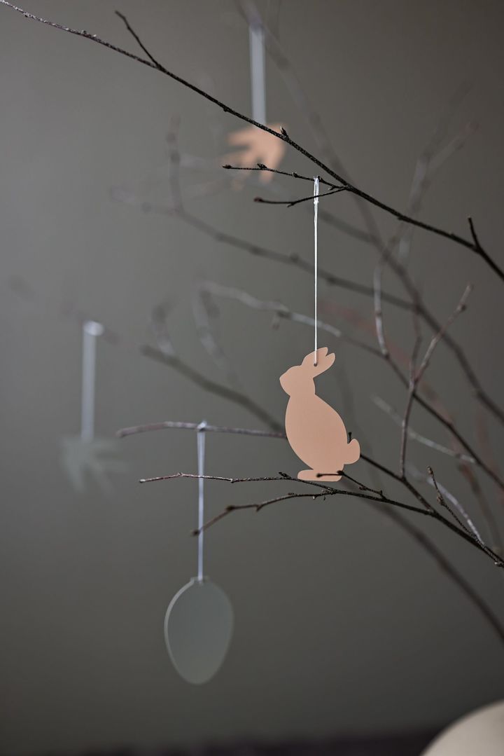 Et nærbilde av et påskeris, dekorert med Easter Deco-hareanheng fra Cooee Design – en stilfull detalj når du pynter til påske.
