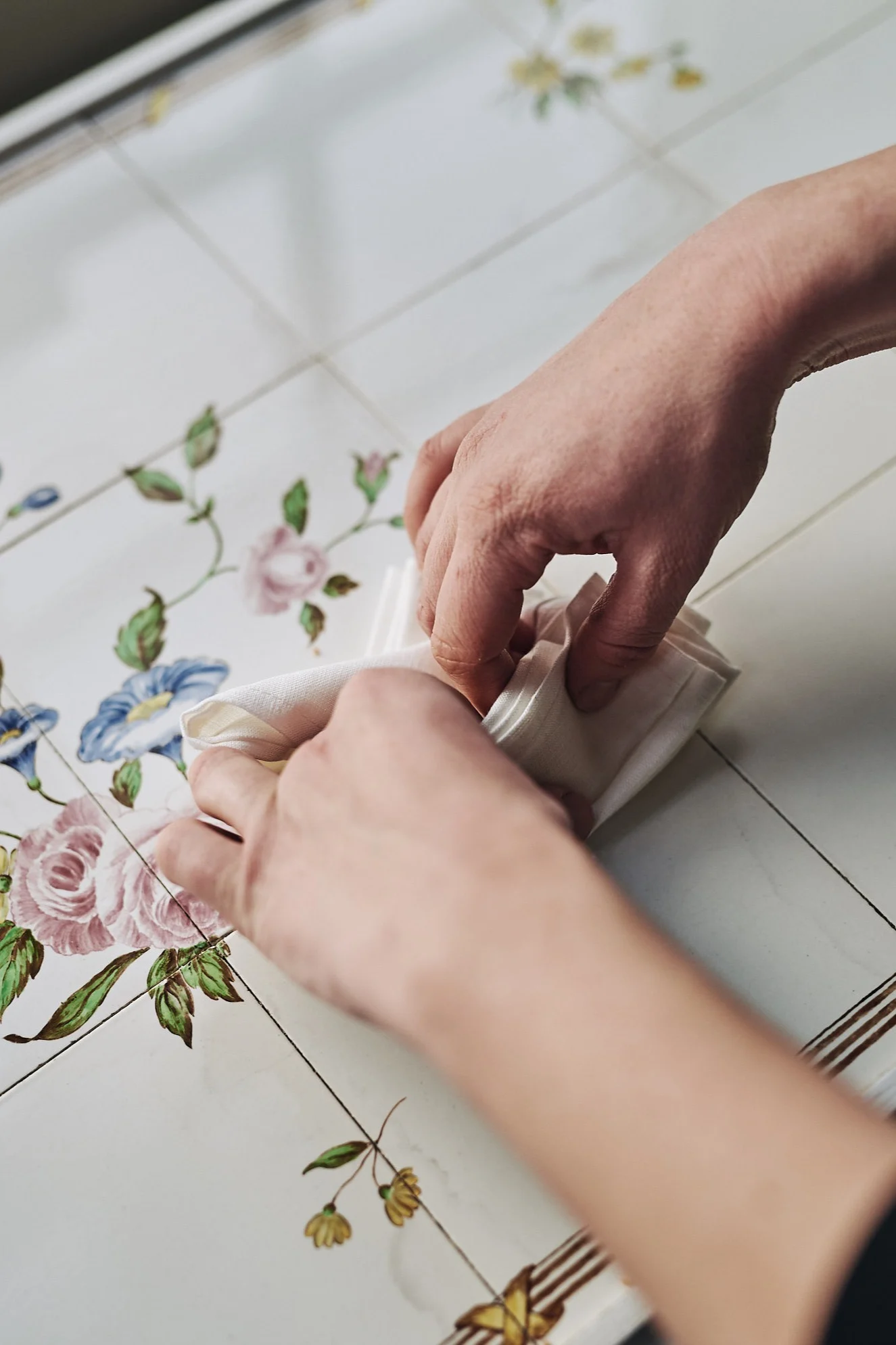 Trinn fire og fem for å brette servietter med hvit serviett i form av en vifte som er fin til fest.