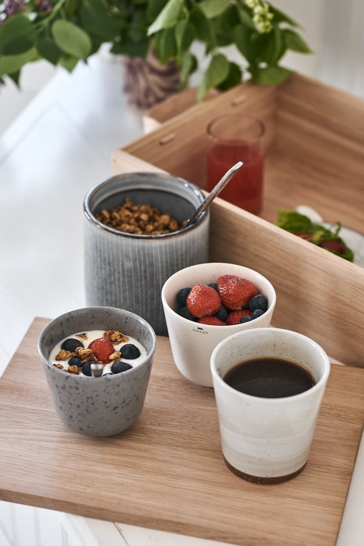 Kaffekoppen fra Broste Copenhagen står stødig på lokket til Skageraks brødboks når det serveres en luksuriøs frokost på senga.