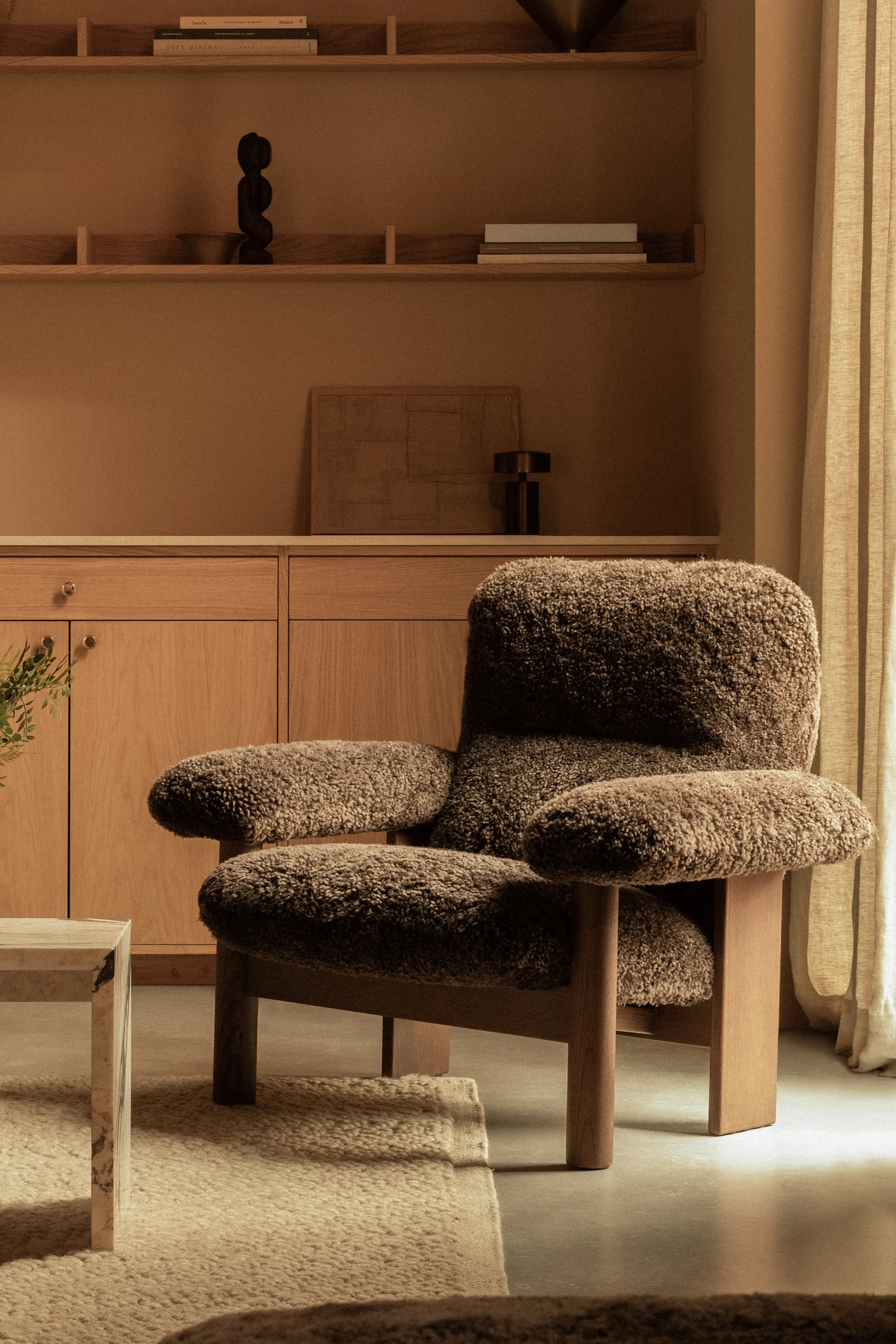 Chunky møbler er en stor del av årets skandinaviske interiørtrender 2025 – her ser du Brasilia-lenestolen fra Audo Copenhagen i brunt saueskinn.