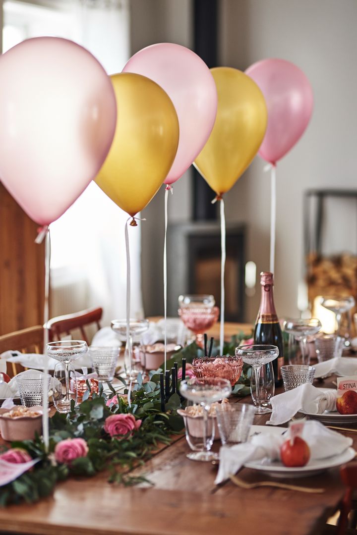 Et ryddig og festlig tips er å la ballonger flyte over festbordet som centerpiece.