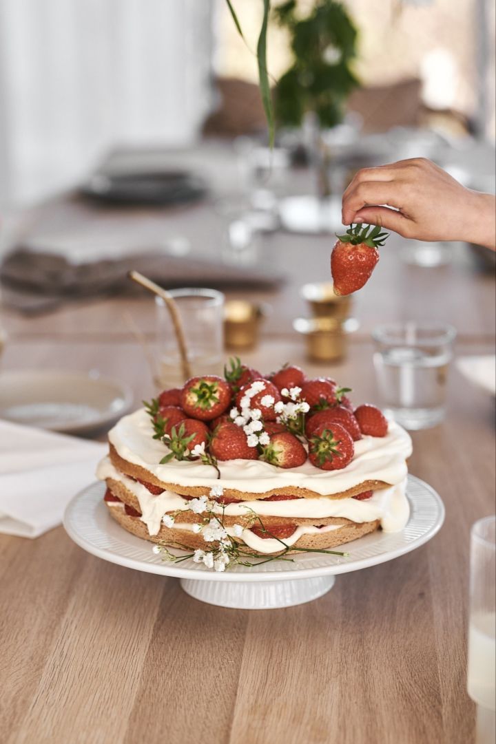 Jordbærkake er den mest tradisjonelle desserten for en ekte svensk midtsommer. Server din på et enkelt hvitt kakestativ som dette fra Eva Solo.