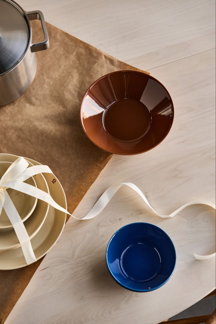 Gi en kreativ gave til enhver spesiell anledning. Her ser du Teema servise fra Iittala i fargene lin, brunt og blått.