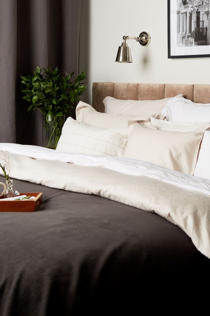 En oppredd seng med sengetøy fra Lexington's Hotel Collection er det perfekte utgangspunktet for å innrede soverom med hotellfølelse.