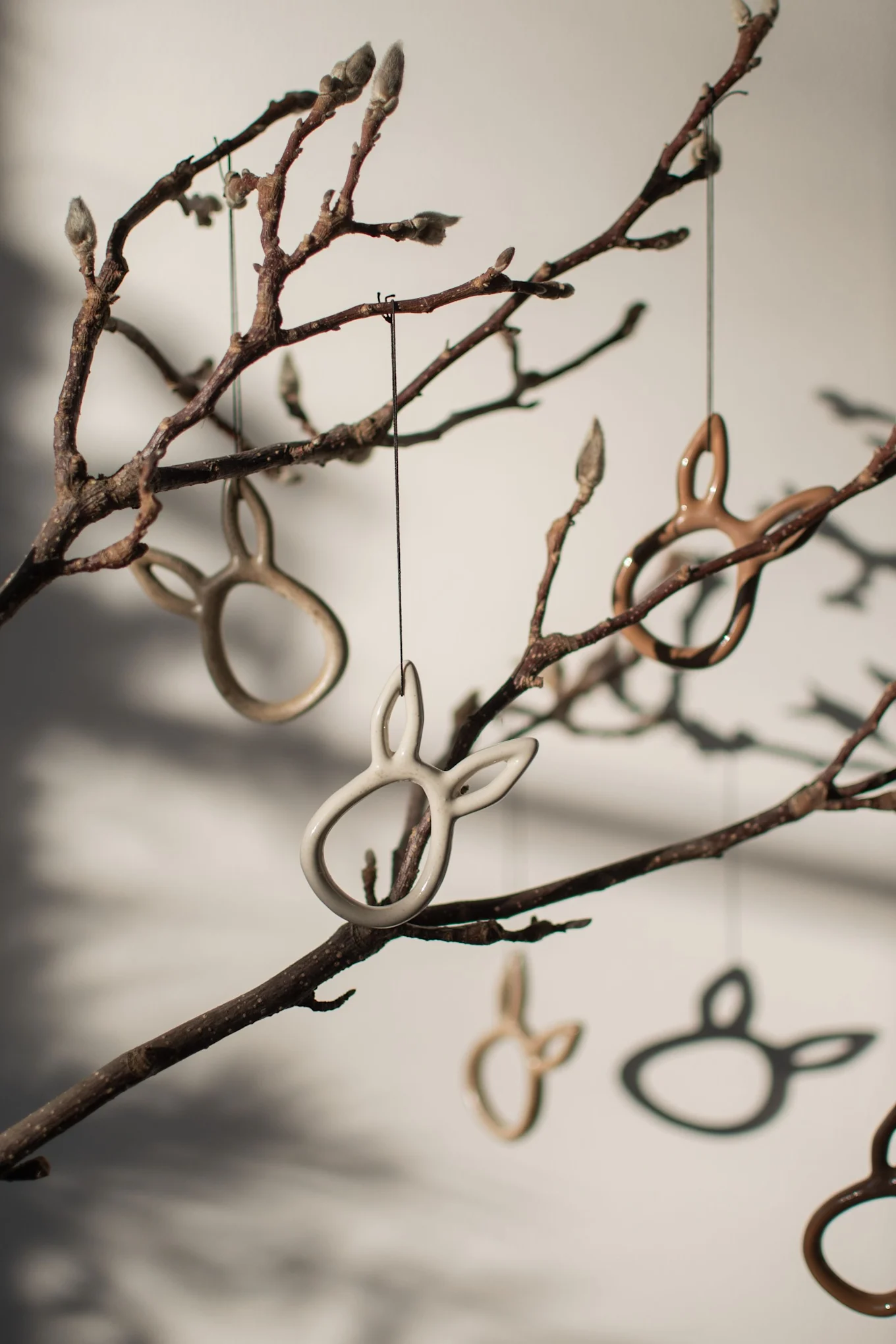 Påskeris: De kaninformede påskehengene Sprinkle Rabbit fra DBKD henger vakkert i en påskeriskvist.