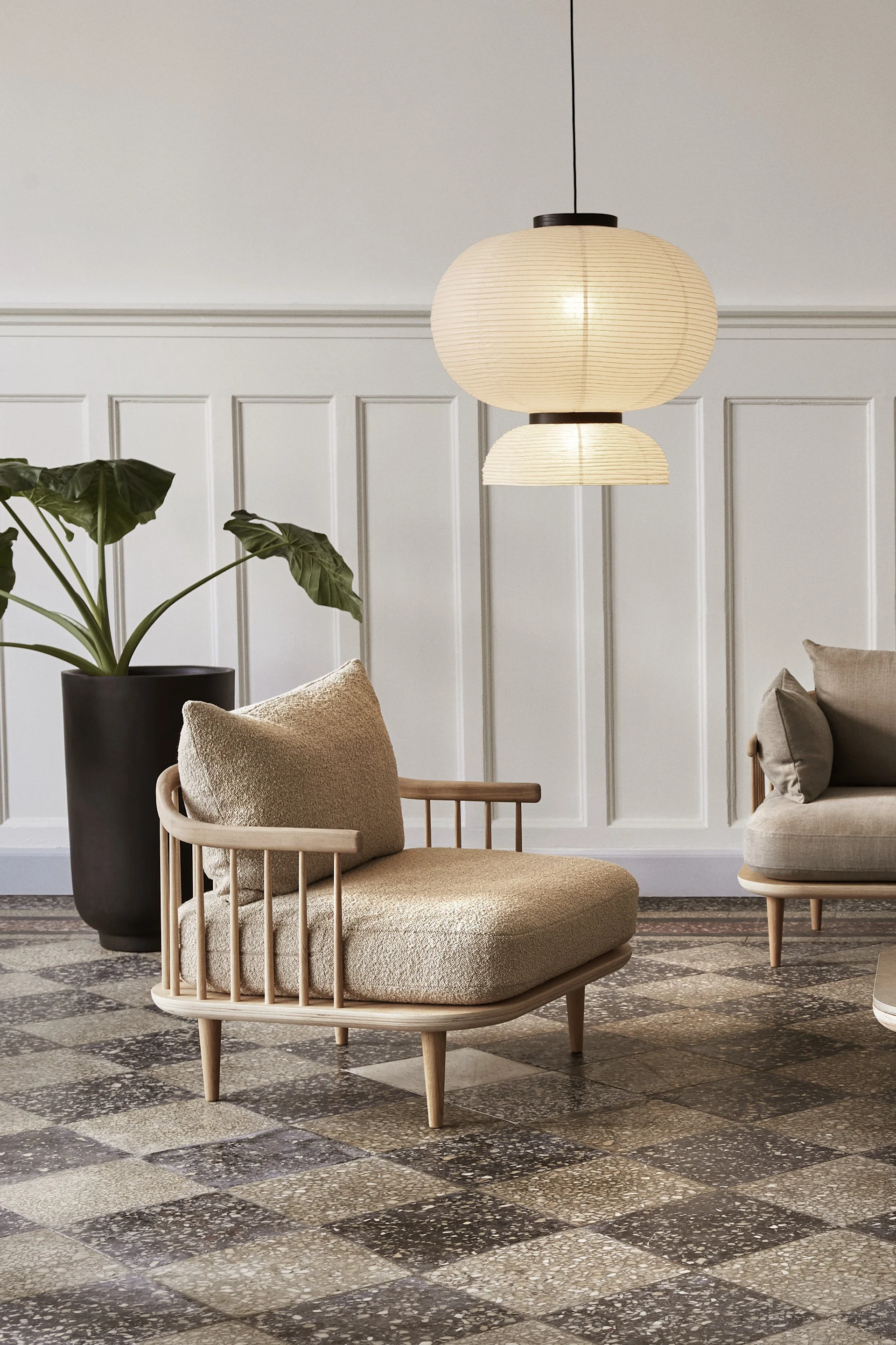 Taklampe til stuen: Formakami-pendellampen fra &Tradition i japandi-stil henger i en minimalistisk stue.
