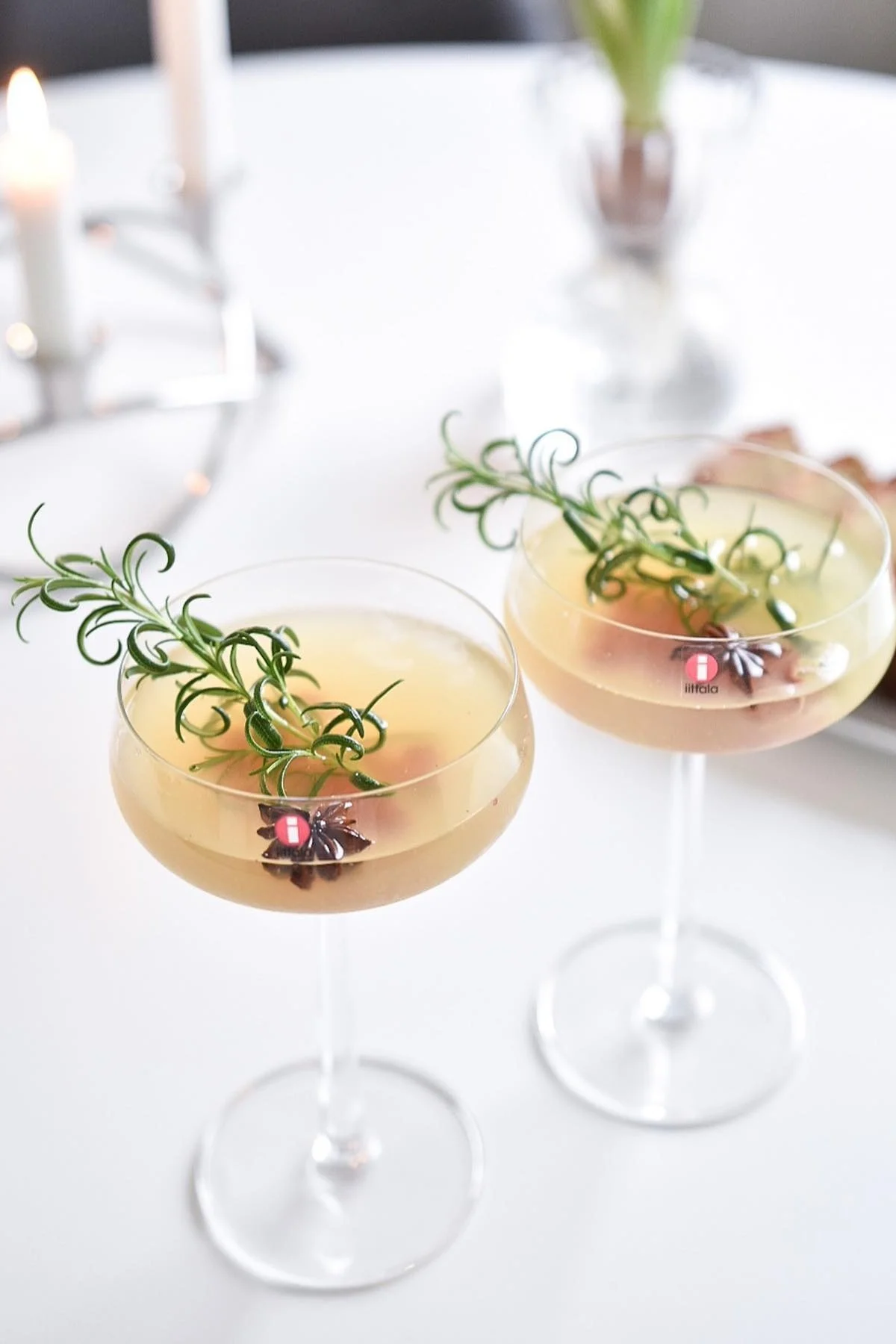 Bland deg en cocktail til valentinsdagen, med eller uten alkohol, og server den med stil i glass fra Iittalas Essence-serie, for eksempel @interior.by.mariam.