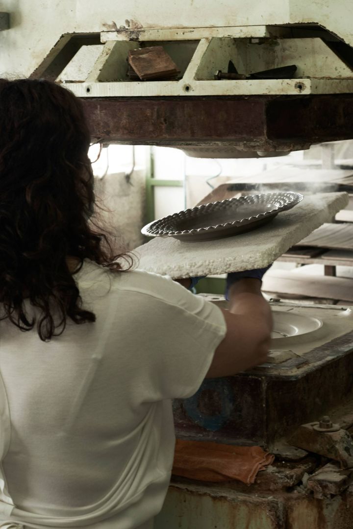 Mateus keramikk presses til ønsket produkt som er steg 2 i produksjonsprosessen.