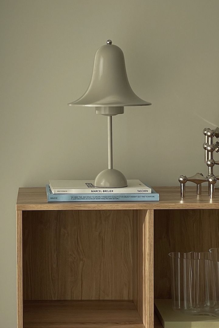 Sesongens trendy sopplampe er den bærbare bordlampen Pantop fra Verpan, som er en stilig interiørdetalj i hjemmet ditt – som her på @helenas.hem.
