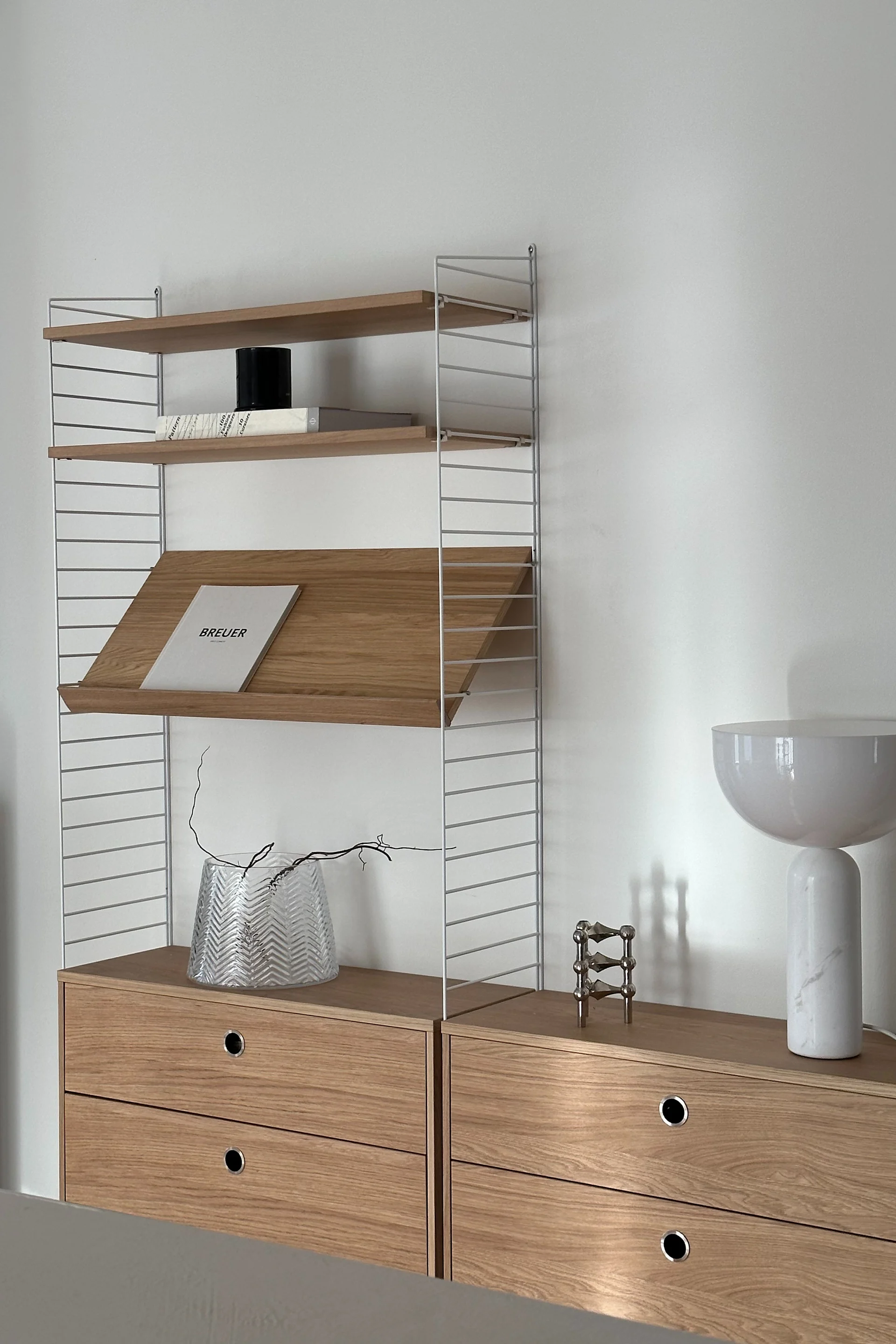 Influenceren Helena Jonsson @helenas.hem har innredet med minimalistisk interiør hvor String-hyllen er en minimalistisk bokhylle som gjør hjemmet mer organisert. 