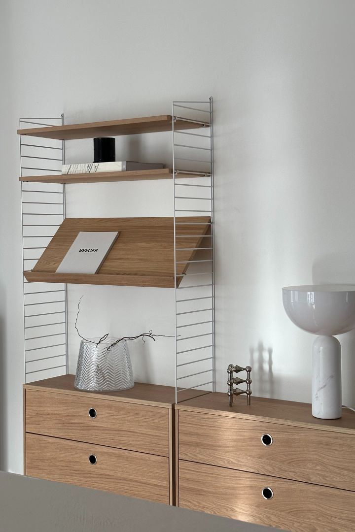 Influenceren Helena Jonsson @helenas.hem har innredet med minimalistisk interiør hvor String-hyllen er en minimalistisk bokhylle som gjør hjemmet mer organisert. 