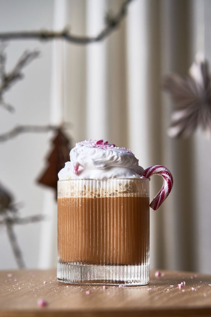 Server en enkel juledrink med kaffe og polkagris i et Ripe glass fra Muubs, som er den perfekte juledrinken for den søtsugne 