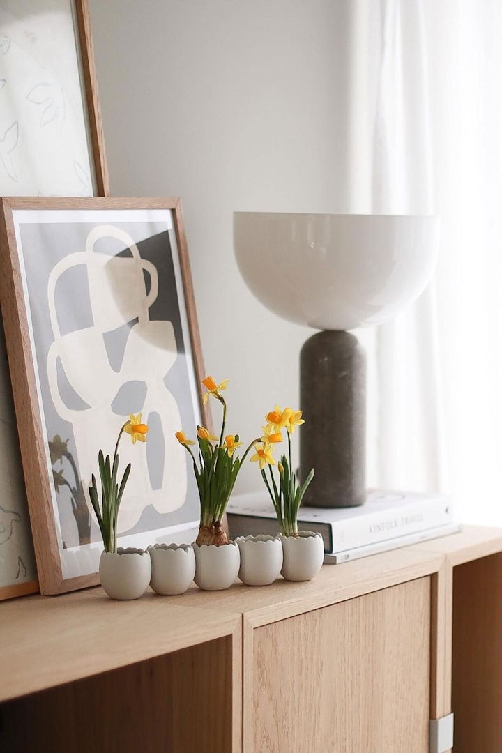 Påskepynt:Easter Line påskepynt er fylt med blomster og står vakkert plassert på en kommode hjemme hos @picsbyellen – en stilfull og vårinspirert detalj!
