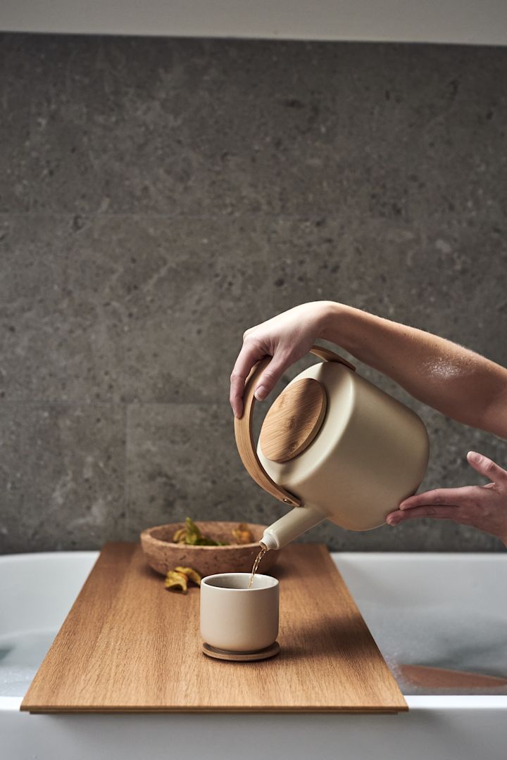 Møbler badet ditt for avslappende stunder med Theo tekanne og krus fra Stelton og Formgatan cork skål fylt med frukt for å skape hjemmespa-følelsen.