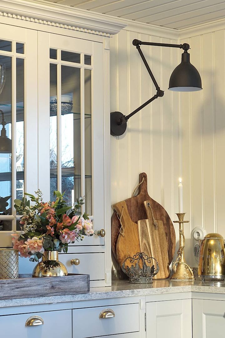 En vegglampe kan også være praktisk som belysning på kjøkkenet, da den ofte gir en bedre linjeføring. Her kan du se vegglampen Bazar fra By Rydéns på kjøkkenet til @annalenaslantliv.