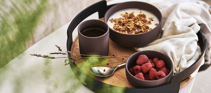 En enkel og sunn frokost serveres på et brett fra Eva Solo i skåler fra Ferm Living for en koselig frokost på senga.
