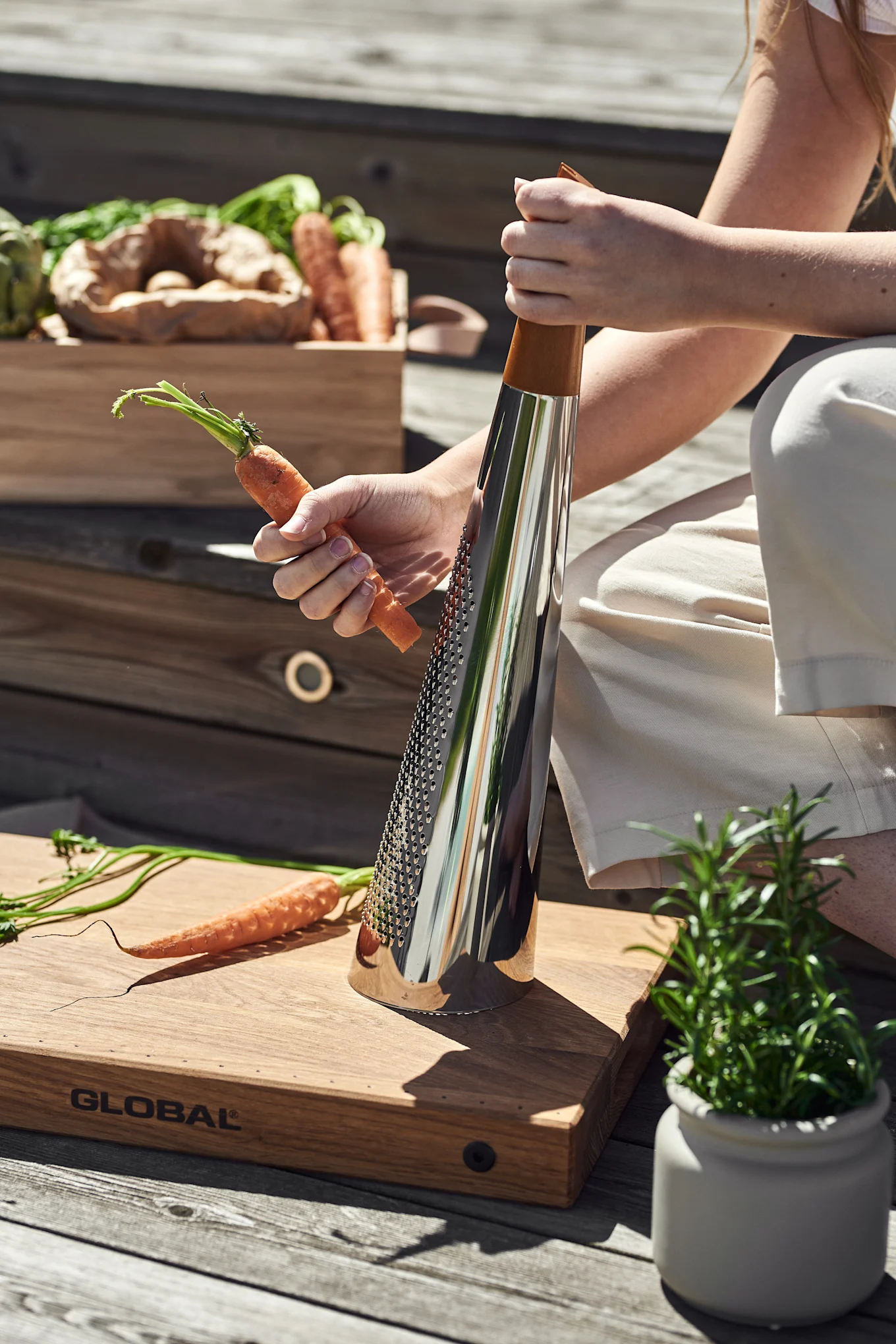 Riv gulrøttene dine med det stilige Todo rivjernet fra Alessi på utekjøkkenet ditt.