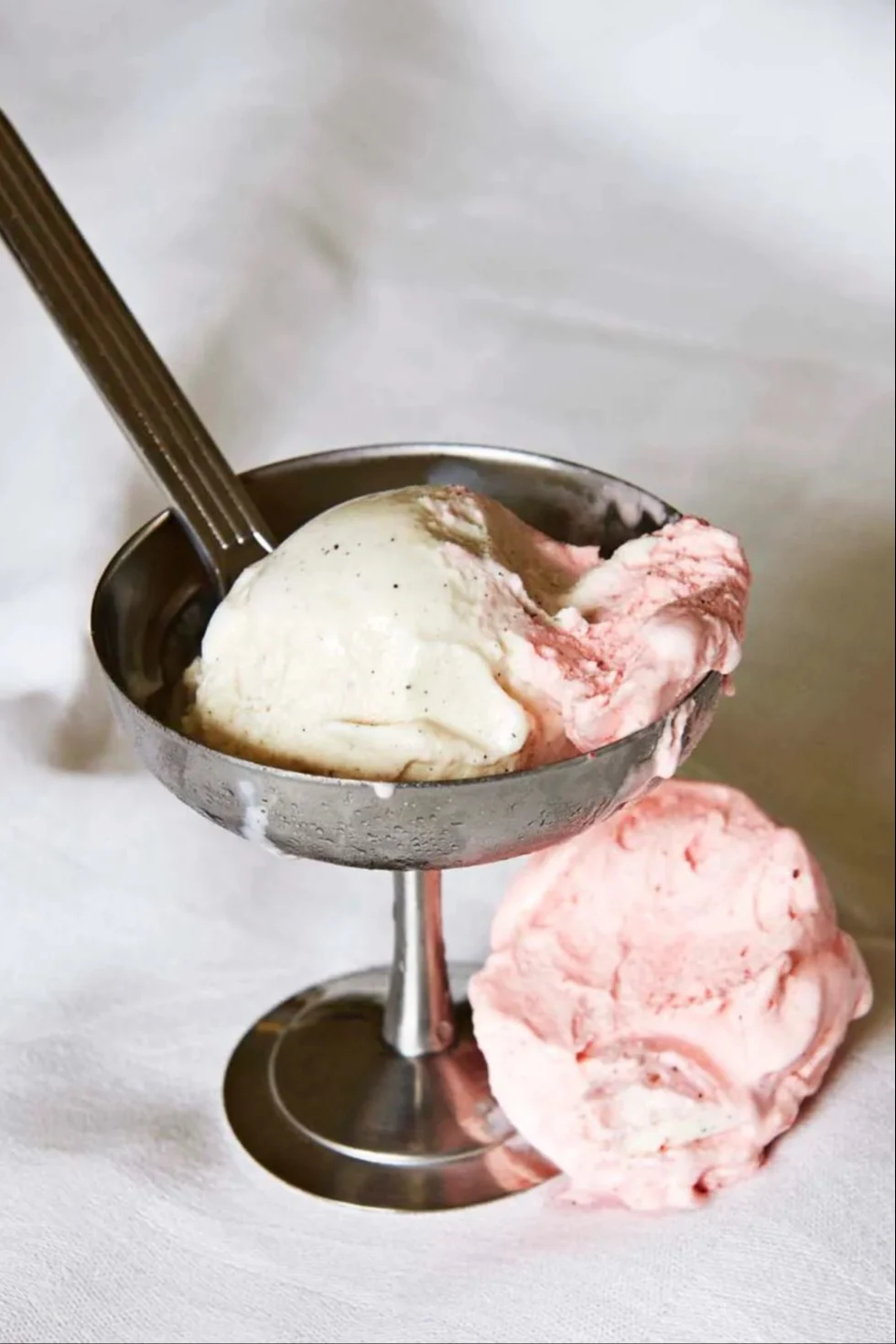 Krom er en av de store trendene våren 2024, både i store og små detaljer. Her er dessertskålen Italian Ice Cup fra HAY i høyglanset krom.