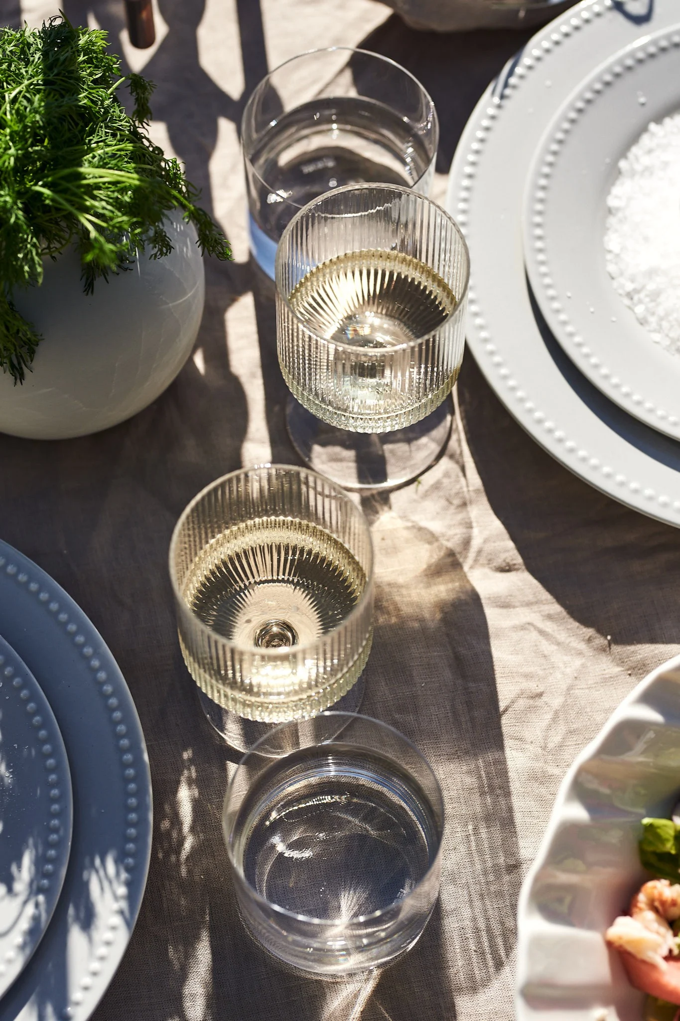 En sommerdekning med vinglassene Ripple fra Ferm Living.