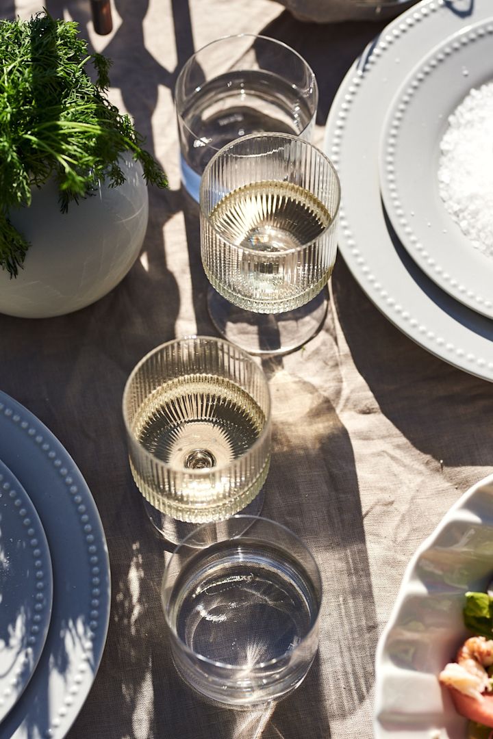En sommerdekning med vinglassene Ripple fra Ferm Living.