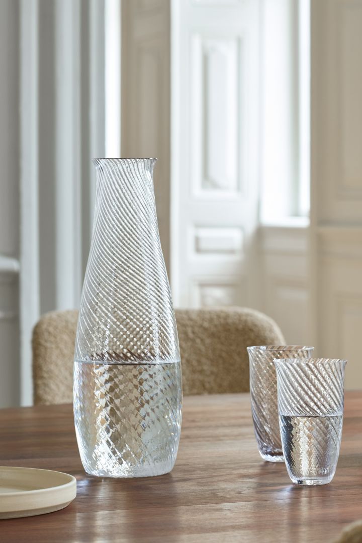 Interiør i riflet glass er en av årets trender, der Collect glass og karaffel fra &Tradition blir elegante detaljer på det dekkede bordet.