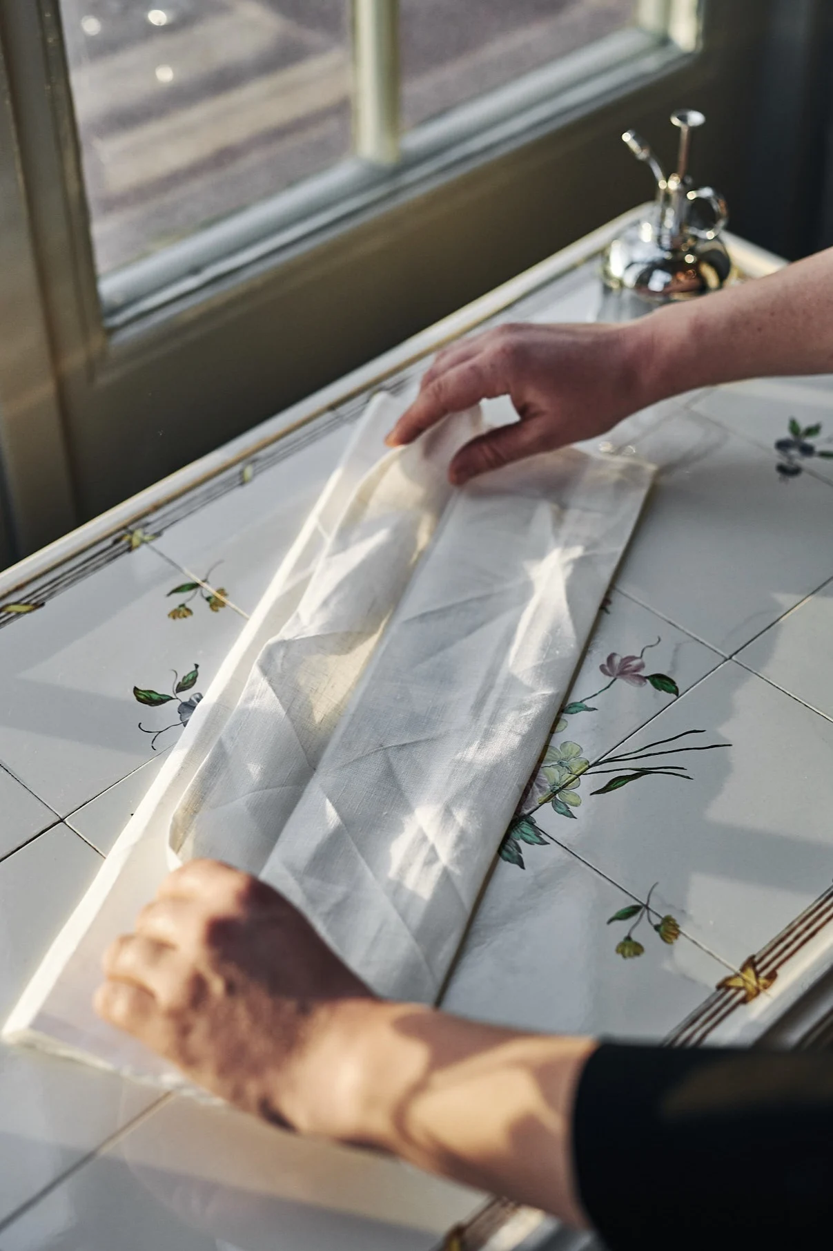 Trinn én for å brette servietter som en skjorte til nyttår, konfirmasjon eller fest.