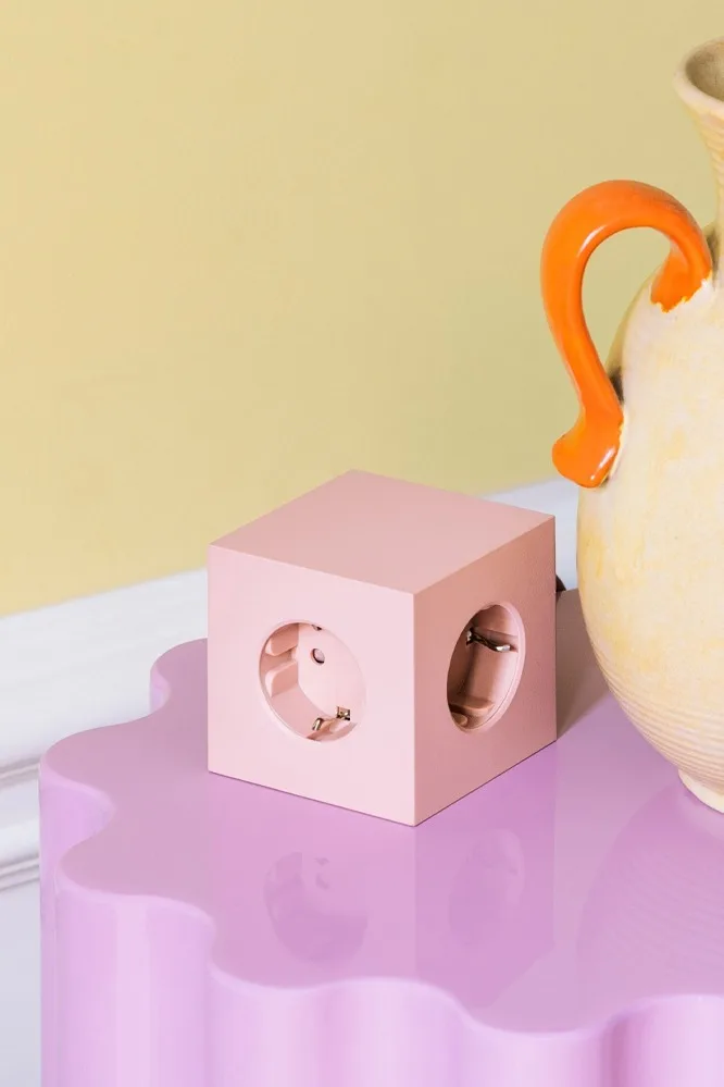 Interiørtrendene våren 2024 byr på fargerike interiørdetaljer, til og med en stikkontakt kan være i farger, her en firkantet stikkontakt i rosa fra Avolt.