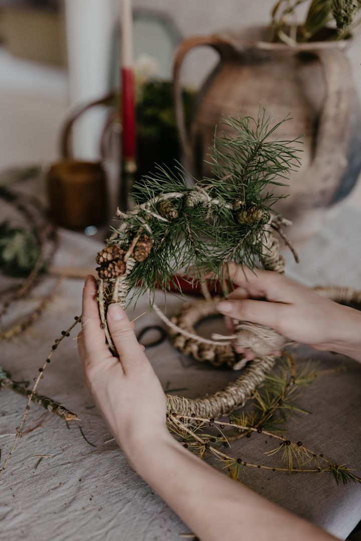 Lag en julekrans av Ernsts gryteunderlag, helt perfekt for juleverkstedet for voksne og barn. Foto: Johanna Berglund @snickargladjen