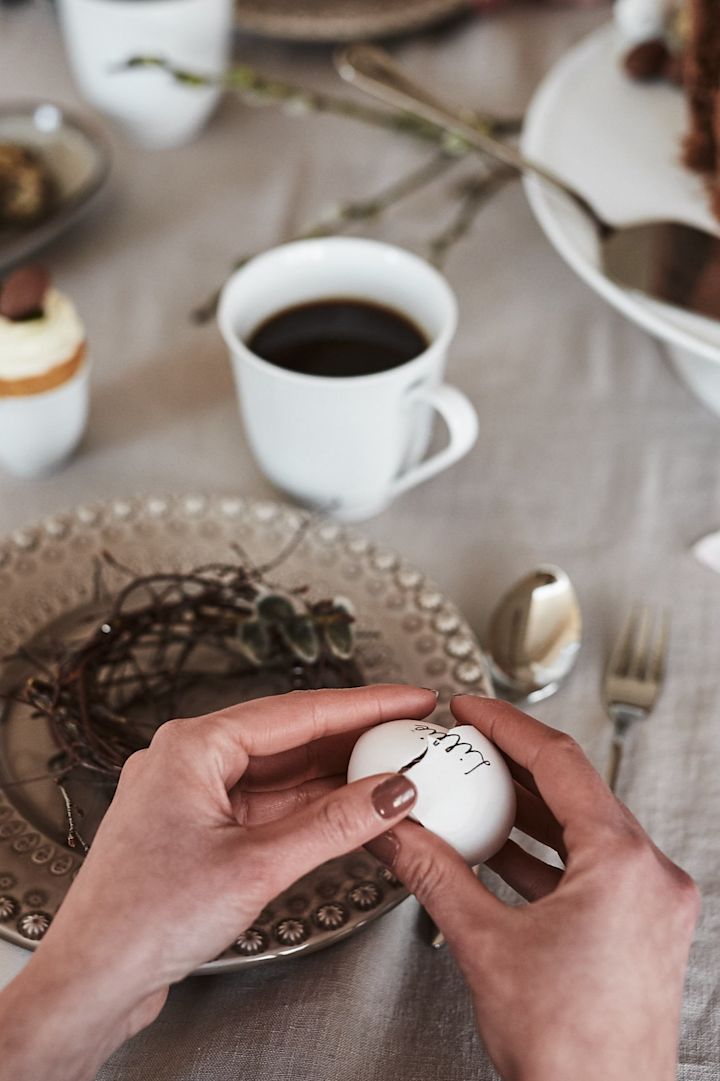 Et utblåst egg med en liten melding inni er et enkelt påskeverksted-prosjekt som overrasker gjestene til påske når de knekker egget!