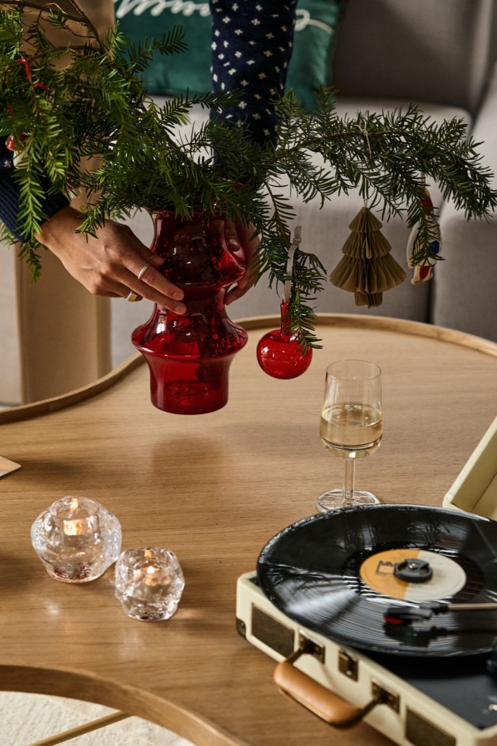 Pagod-vasen fra Kosta Boda er det ideelle tillegget til vår vintage julepynt, her plasserer noen den på et bord ved siden av en platespiller.