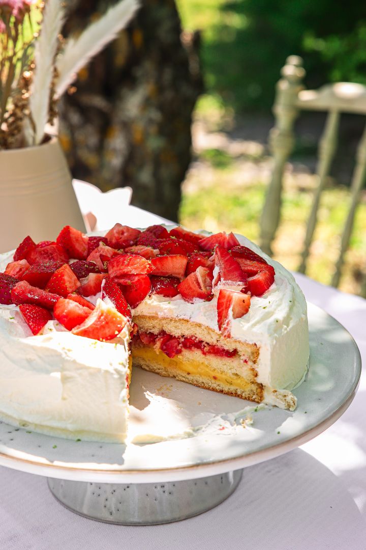 Frida Skattberg "Baka med Frida" baker enkle kaker til sankthans, som denne klassisk deilige kremkaken med vaniljekrem og jordbær på Broste Copenhagen Nordic Sand kakefat.