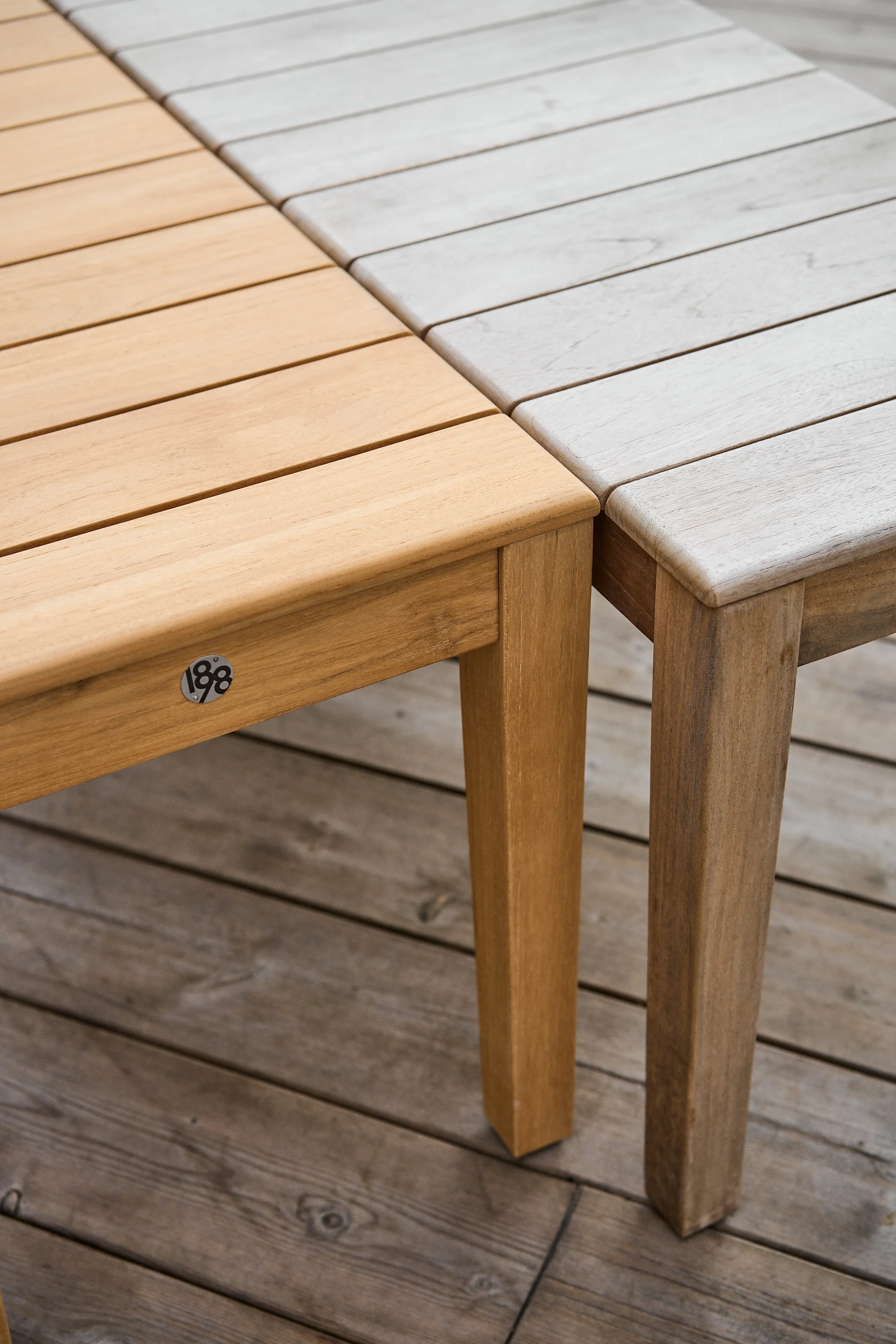 Sköndal bänk fra 1898 er en klassisk utemøbel i teak som du kan olje for å beholde den rødbrune fargen eller la den være for å få et mer gråaktig utseende.