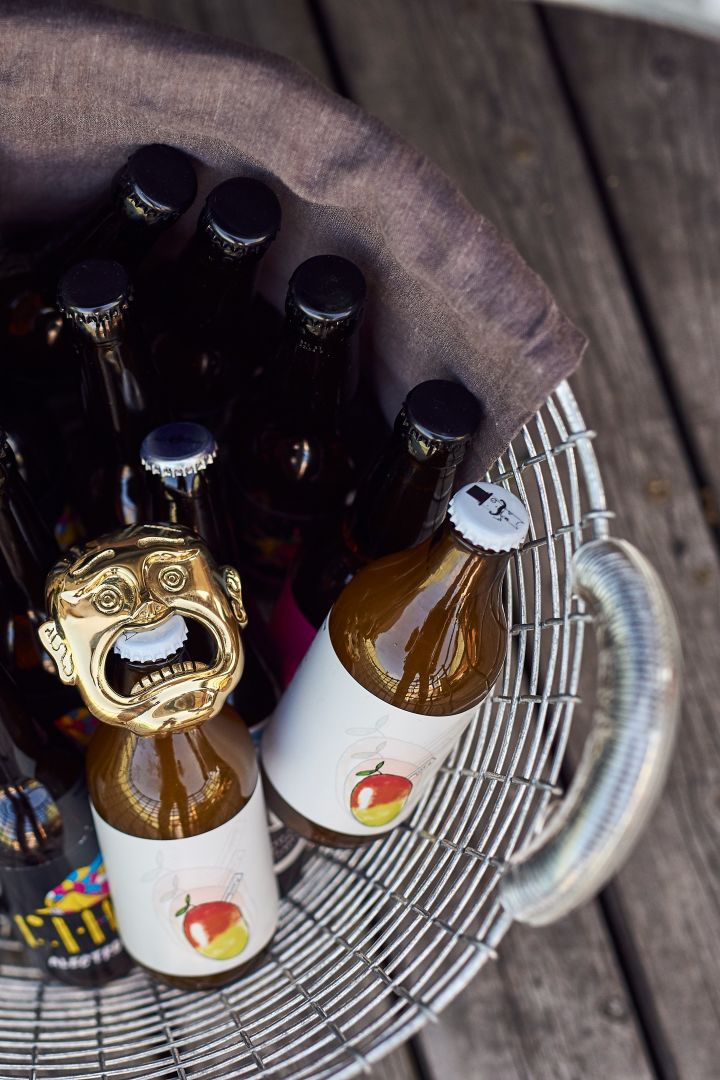 Korbo kurv med avkjølt drikke sammen med stilig flaskeåpner fra Skultuna.