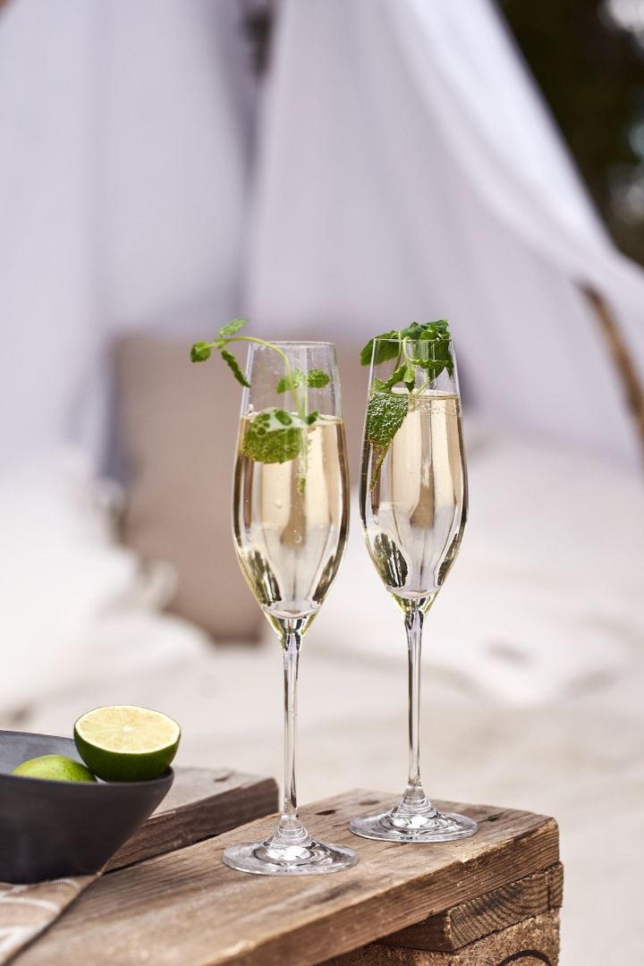 Et festlig tips til det svenske krepselaget er å invitere gjestene på drink med Prosecco, hyllebær og mynte servert i fine Karlevi-champagneglass fra Scandi Living. 