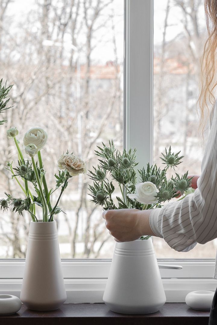 Pynt i vinduskarmen - inspirasjon der Lines vaser fra NJRD fylt med snittblomster skaper en koselig og innbydende følelse.