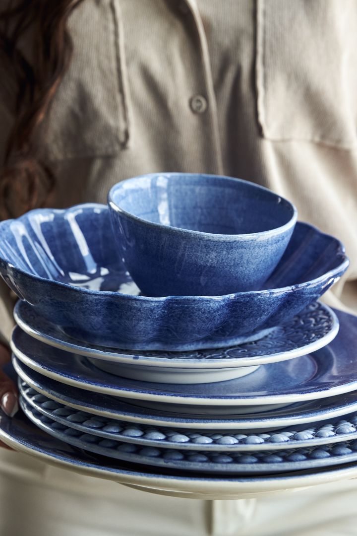 Dekk bordet med blå skåler og tallerkener fra Mateus-seriene MSY, Oyster, Lace, Basic og Bubbles.