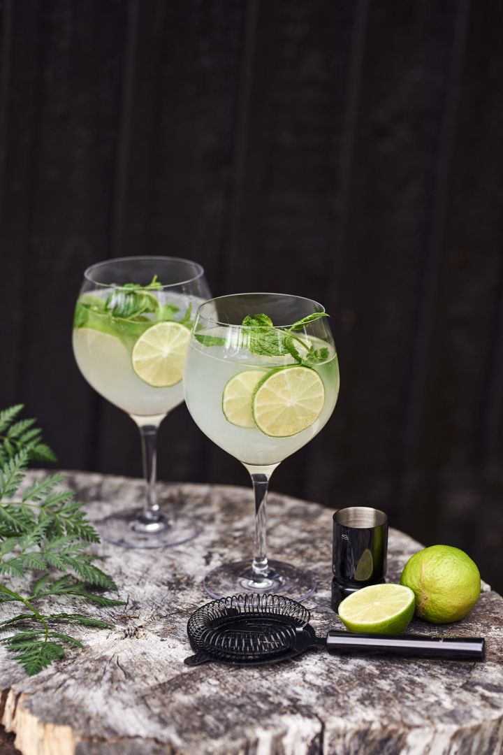 Gode sommerdrinker - en Gin & Tonic pyntet med lime og mynte servert i ballongformet G&T glass fra Orrefors.