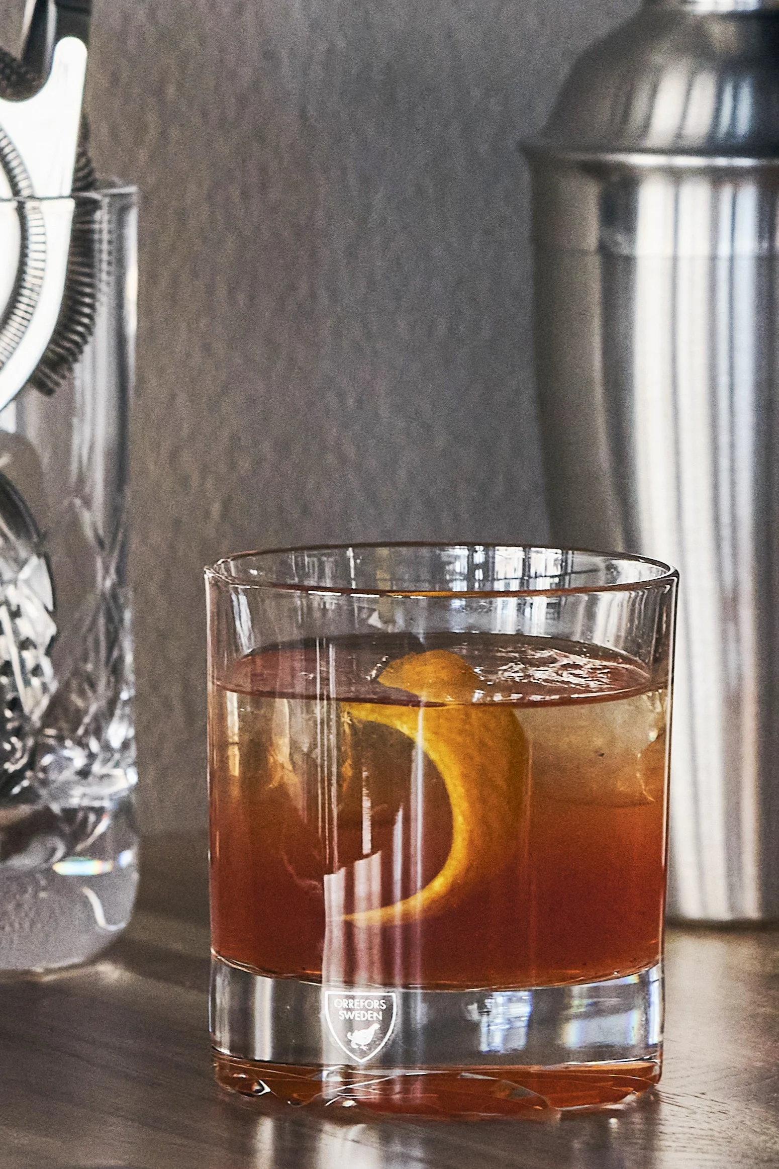 Ulike typer cocktailglass for ulike typer drinker. Her ser du Essence tumbleren fra Iittala med rosmarin og agurkdrikk.