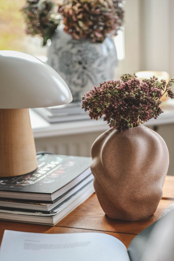 Drift vase i brunt fra Cooee Design hjemme hos Hannes Mauritzson. 