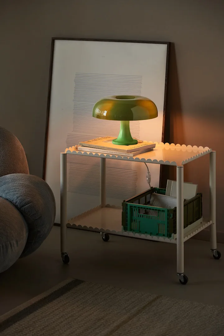 Her ser du Artemide Nessino bordlampe i grønn, som med sitt ikoniske design og naturinspirerte fargevalg passer perfekt inn i høstens interiørtrender 2025.
