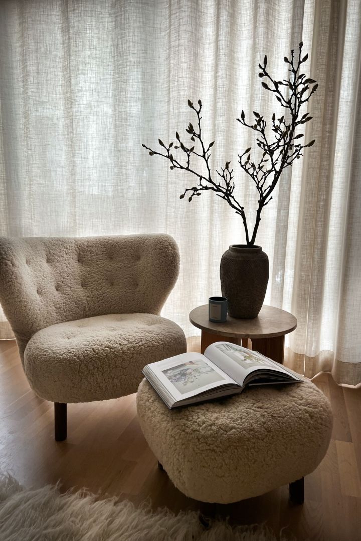 Influenser Helene Wold @villanyhus har innredet stuen med lenestolen Little Petra sammen med et stilig sidebord med rustikk blomsterpotte.