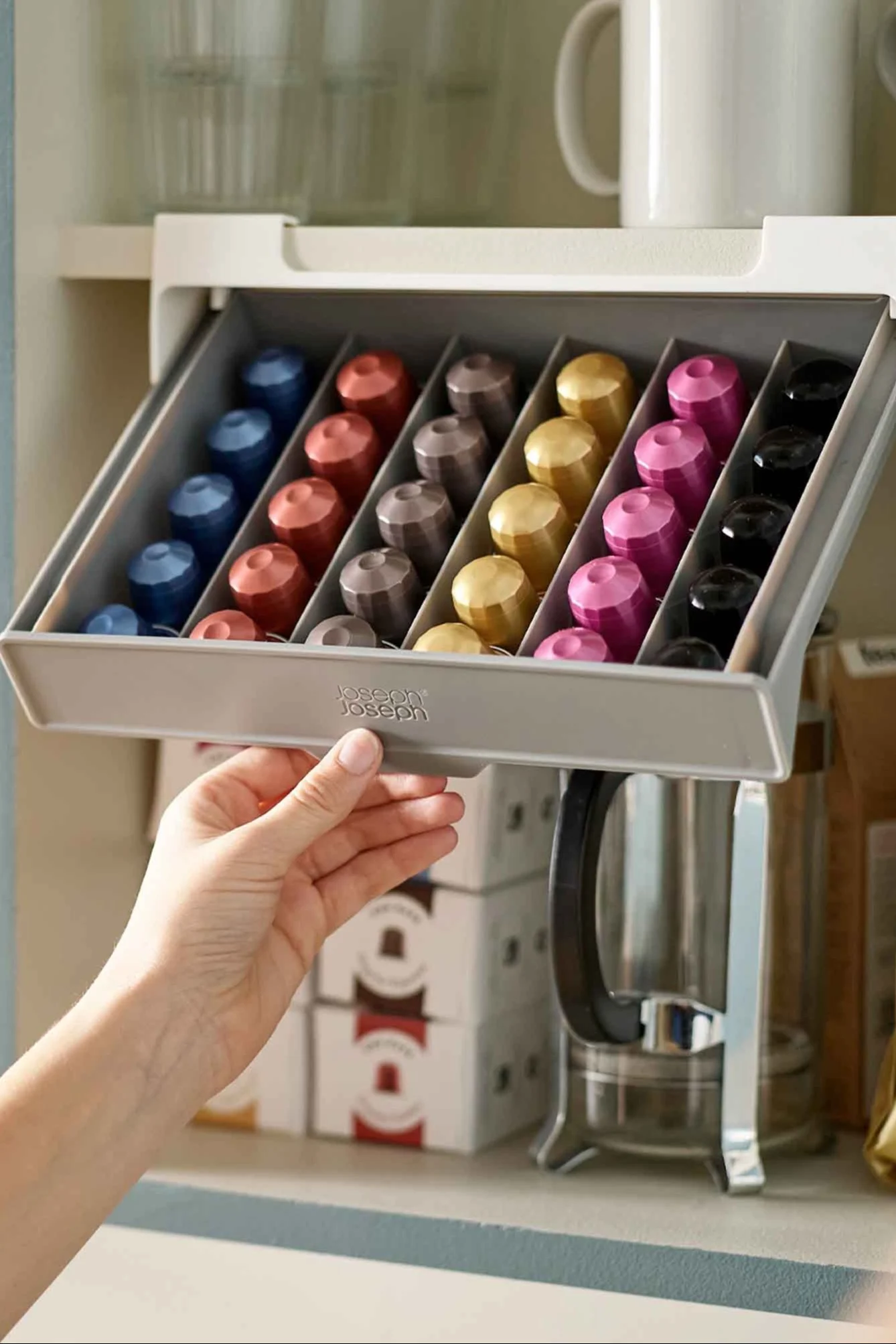 I denne praktiske boksen kan du sortere og oppbevare kaffekapsler.
