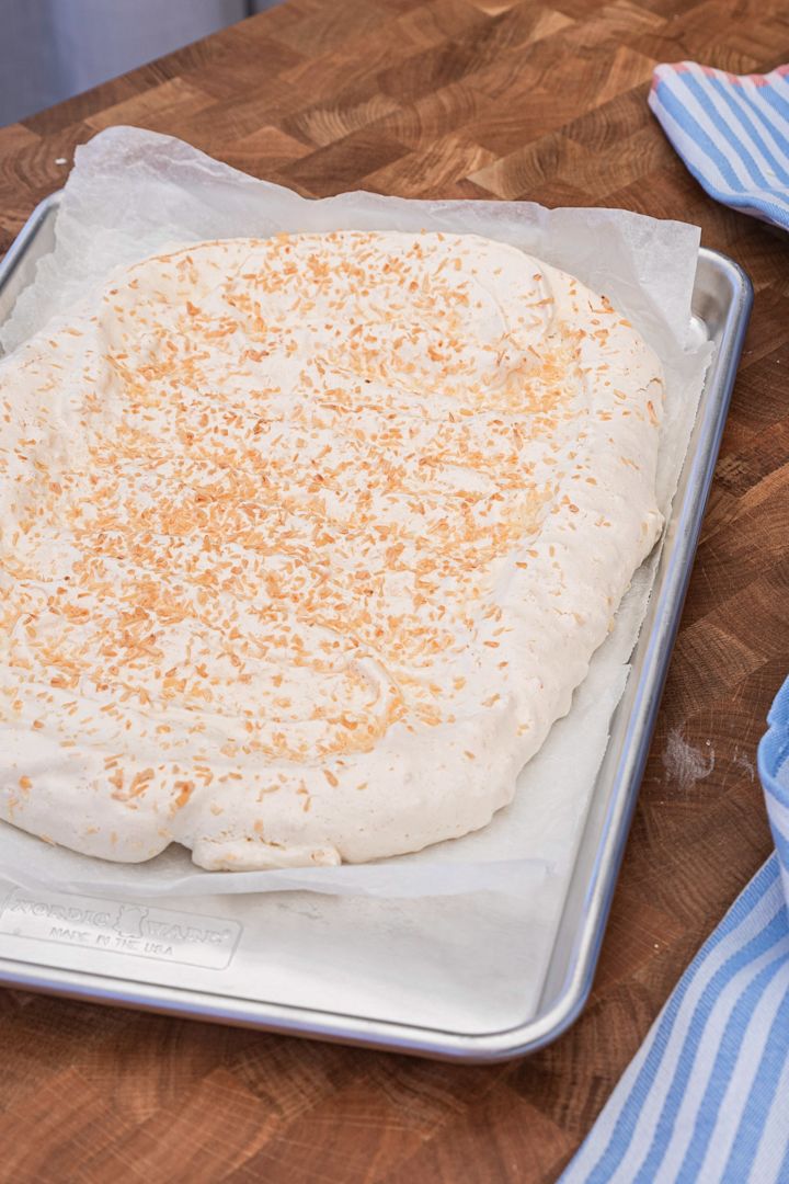 Bak en deilig marengskake med Baka med Fridas enkle påskeoppskrift på bakeplate fra Nordic Ware. Fordel marengsrøren med en kakespade som blir basen din.