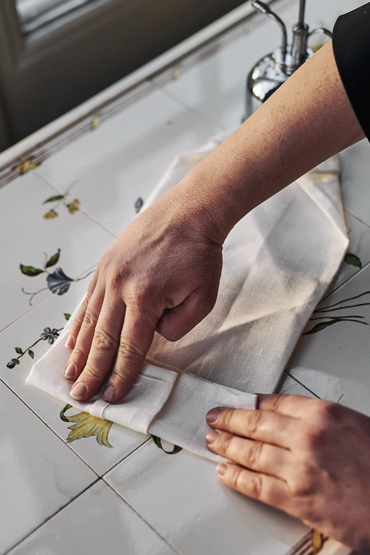 En hvit serviett er brettet i form av en skjorte for å dekke bordet for en fest.