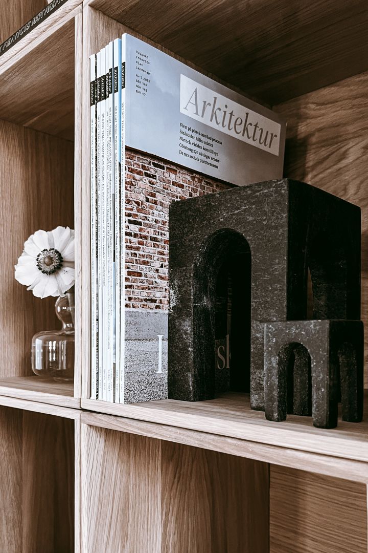 Innrede bokhylle - inspirasjon hjemme hos Anela Tahirovic @arkihem hvor bokstøttene i tre deler fra Gejst er perfekte å style bokhylla med.