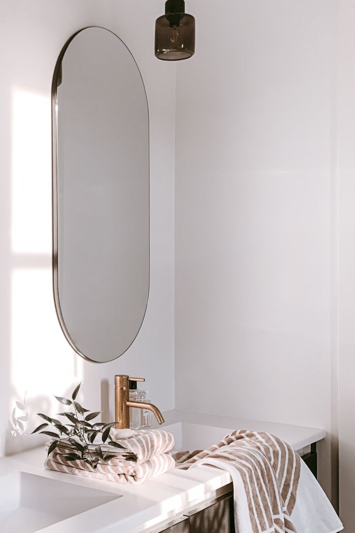 Innred med speil for et luksuriøst hjem - her er Walls speil fra House Doctor i @arkihems hus som gir badet ditt et trendy preg.