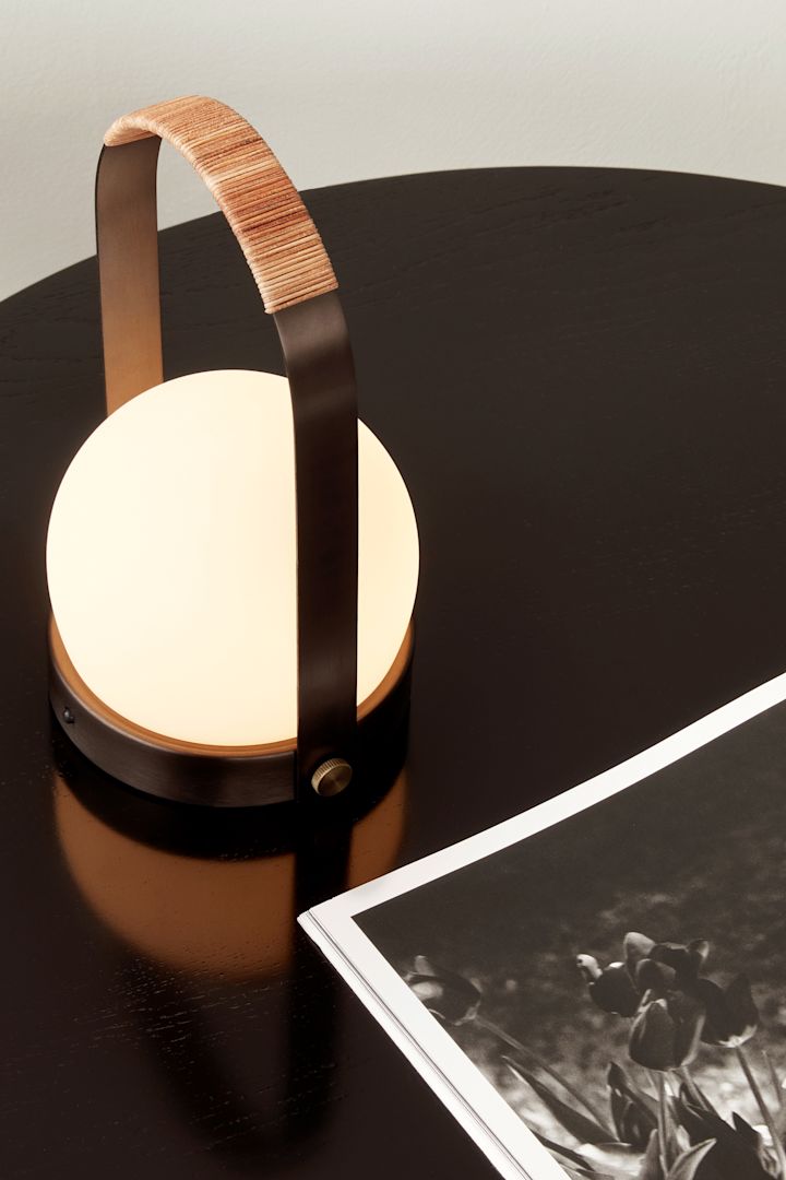 Carrie LED-lampe i bronsert messing med detaljer i skinn fra Menu passer perfekt inn i japandi-interiøret.