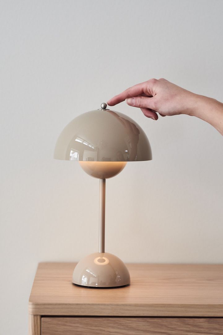 Forny hjemmet ditt med en moderne bordlampe - her ser du den bærbare Flowerpot VP9 fra &Tradition i beige.