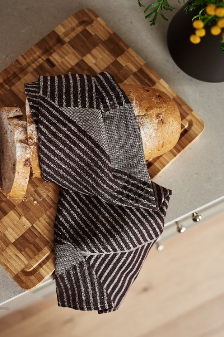 Forny kjøkkenet ditt med 11 smarte & fine kjøkkenting for enklere matlaging - her ser du det stilige Stripes kjøkkenhåndkleet fra NJRD i brunt og hvitt.