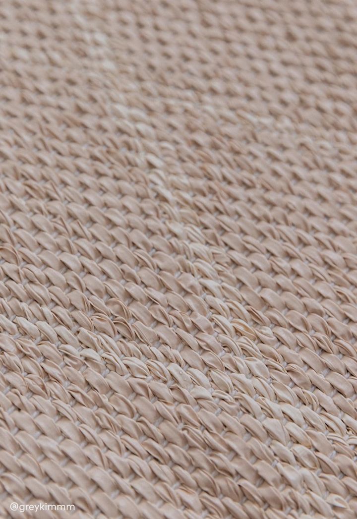 Nærbilde av Peak plastteppe i fargen nude beige fra Scandi Living, som gir hjemmet ditt en koselig følelse. Foto: @greykimmm